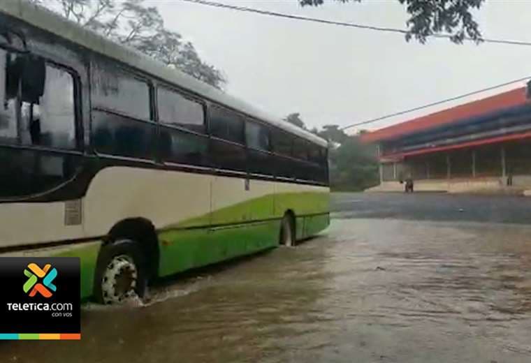 Sistema de baja presión afecta el país desde tempranas horas de este lunes