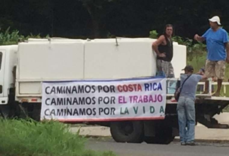 Pescadores puntarenenses marchan hacia Casa Presidencial