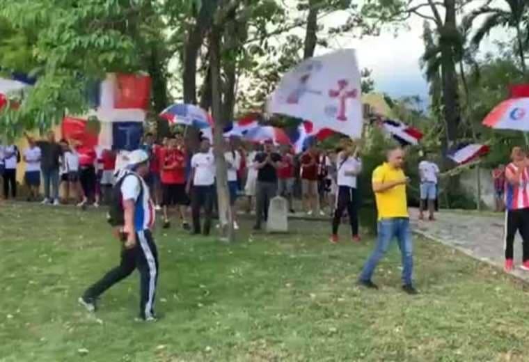 Aficionados del Olimpia dieron banderazo en apoyo de su equipo
