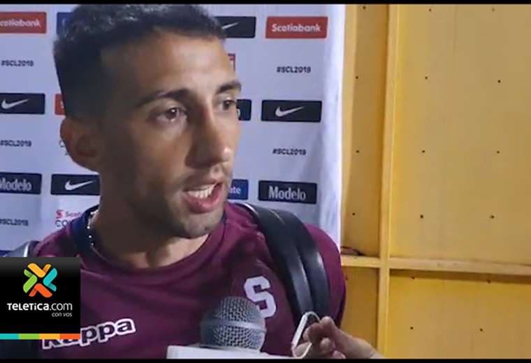 Mariano Torres salió lesionado ante el Olimpia y se perderá el juego ante Herediano