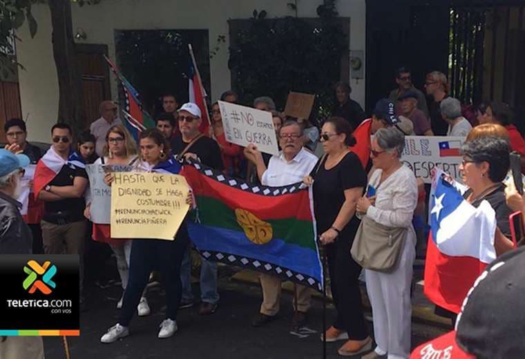 Grupo de chilenos radicados en Costa Rica se manifestaron en la Embajada de Chile