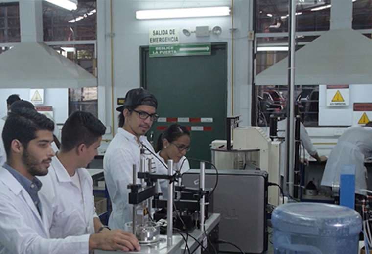 Universidad Latina premia con 100 becas a los estudiantes más calificados