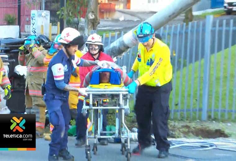 Hombre fue trasladado en condición crítica al hospital tras chocar contra poste en Sabana