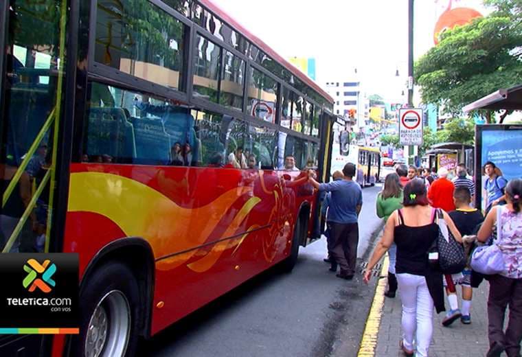 Proyecto de ley traería aumento en tarifas de bus, según consumidores