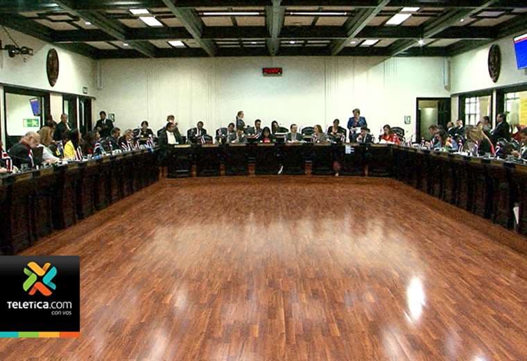 Proyecto de ley para prohibir uso de pajillas y bolsas plásticas en comercios perdería apoyo de diputados