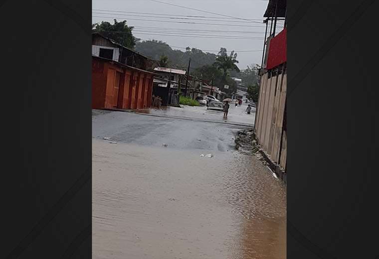 Paso de onda tropical deja inundaciones en sectores de Limón
