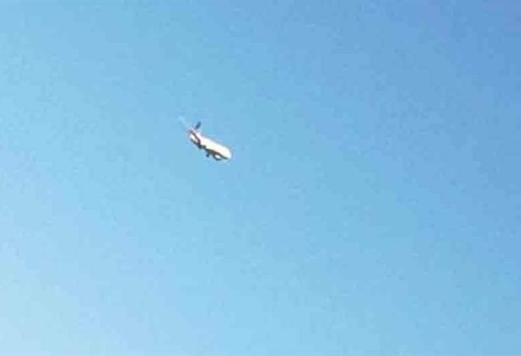 Turbina de avión comercial explota tras despegar del Juan Santamaría