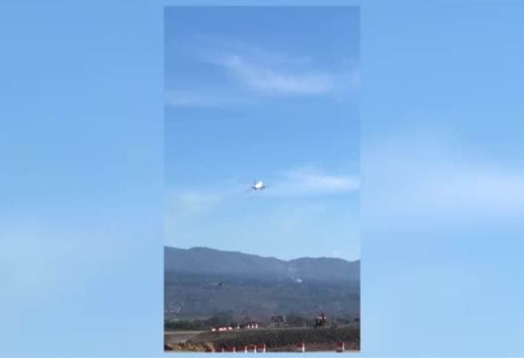 Turbina de avión comercial explota tras despegar del Juan Santamaría