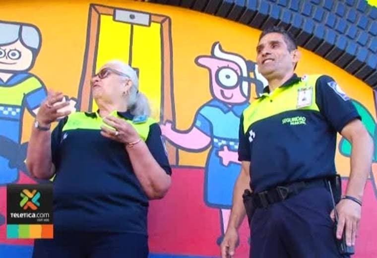 Oficiales municipales auxiliaron a mujer que entró en labor de parto en acera en San José Centro