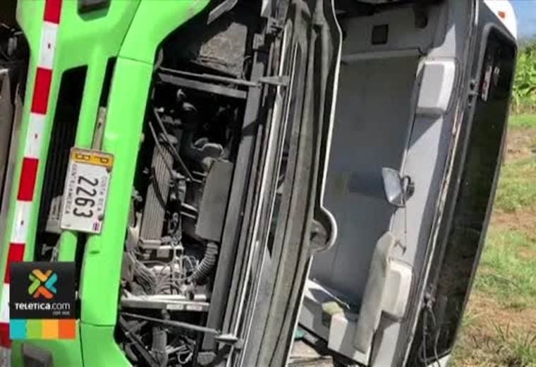 Falla mecánica pudo ser la causa del vuelco de un autobús en Golfito que dejó 24 heridos