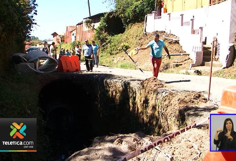 Enorme caño pone en peligro la vida de los vecinos de calle Montenegro en Fraijanes de   Alajuela.