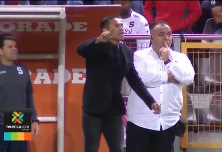 Wálter Centeno llega invicto en el banquillo morado al juego de este martes ante Tigres.