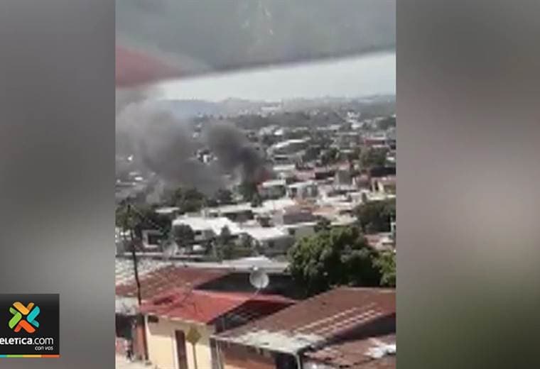Fuego consume tres viviendas en Desamparado