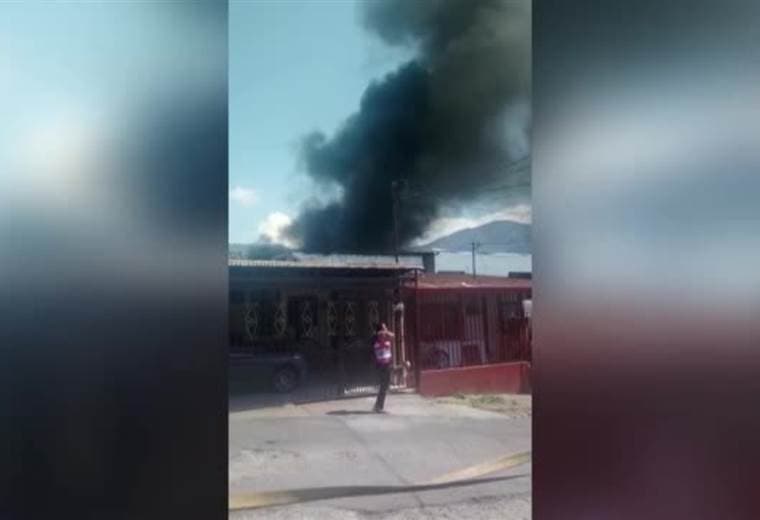 Fuego consume tres viviendas en Desamparado