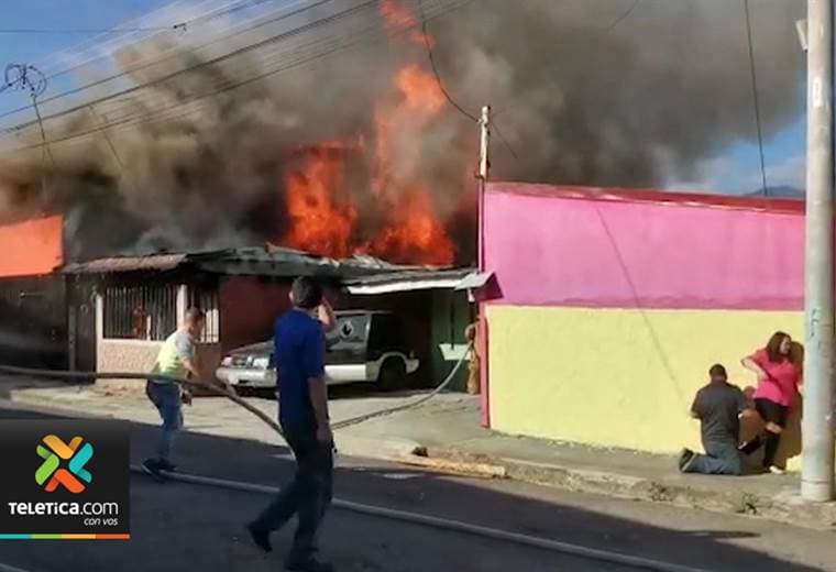Incendio consumió una vivienda y afectó parcialmente otra en calle Fallas de Desamparados