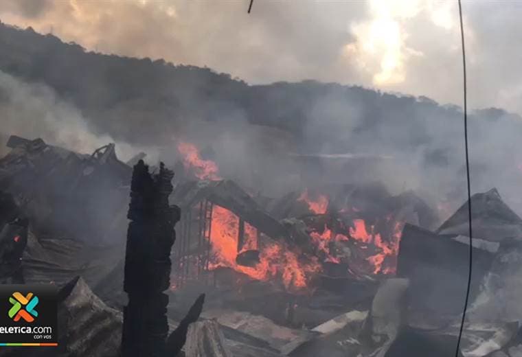 Incendio consume viviendas en Precario de Alajuelita