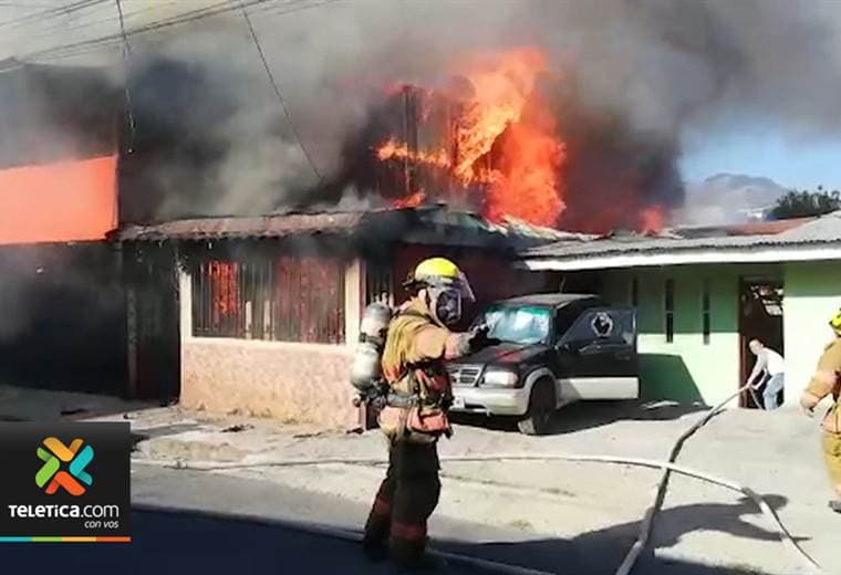 Dos familias de Escazú y Desamparados lo perdieron todo debido a la furia de las llamas.