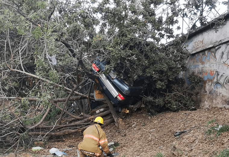 Aparatoso vuelco de vehículo