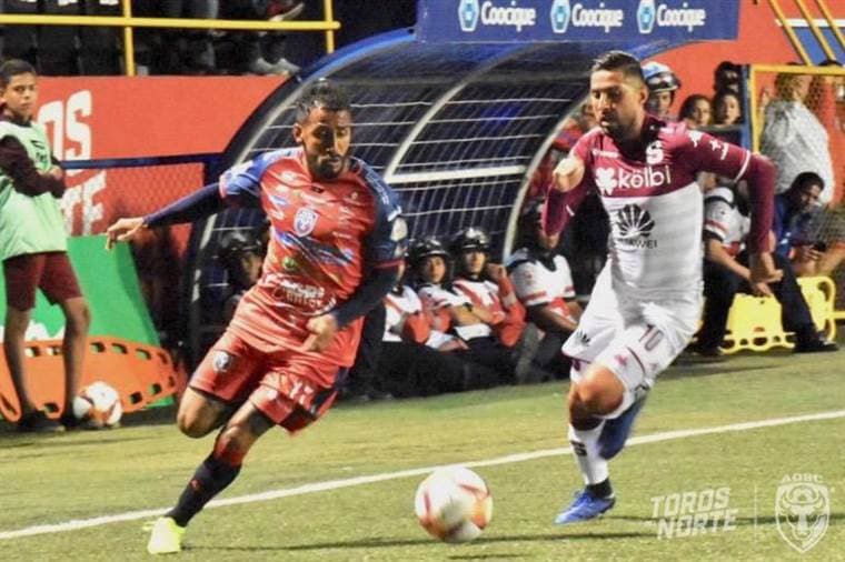 Marvin Obando de San Carlos elude la marca del morado Marvin Angulo.|Prensa San Carlos