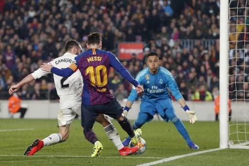 Keylor Navas sale al achique ante el acecho de Messi y su compañero Dani Carvajal.|AFP