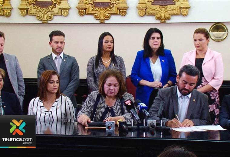 Grupo de diputados presentó reforma que aclara que el matrimonio es la unión entre hombre y mujer