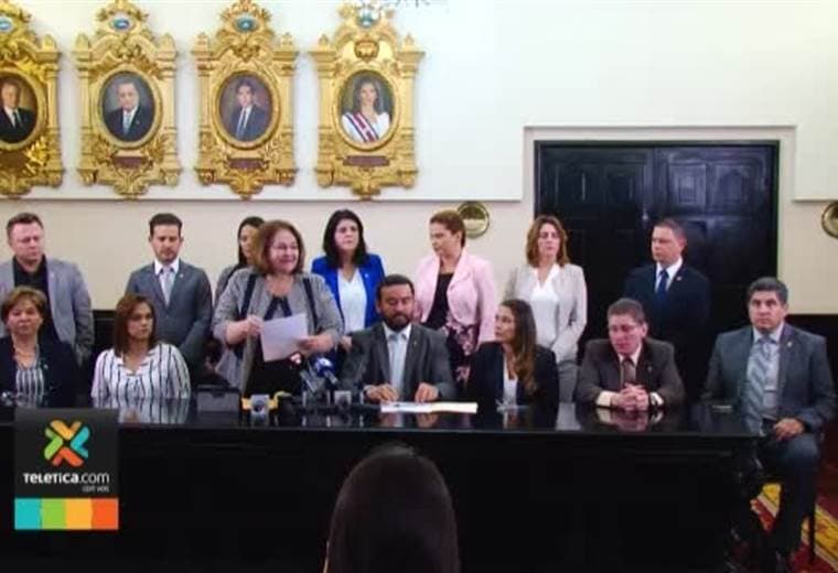 Grupo de diputados presentó reforma que aclara que el matrimonio es la unión entre hombre y mujer