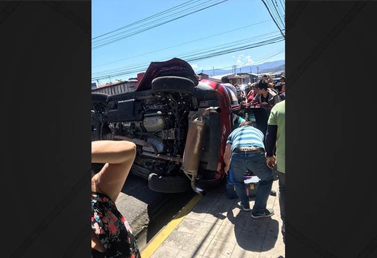 Dos personas resultaron heridas tras vuelco de un vehículo en Cartago
