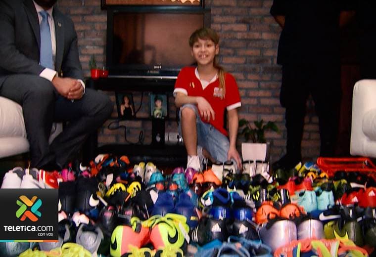 Niño viajó desde EE.UU. hasta Costa Rica para entregar tacos de fútbol a los más necesitados