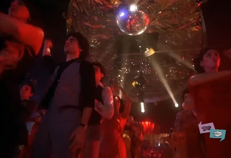 Regresemos a los años 70s y vamonos a una “fiebre de sabado por la noche”… es una película estadounidense de 1977, dirigida por john badham y protagonizada por john travolta y karen lynn gorney en los papeles principales