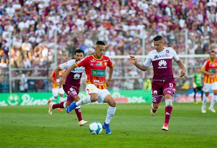 Jimmy Marín del Herediano elude la marca de Juan Gabriel Guzmán de Saprissa.|Prensa Herediano