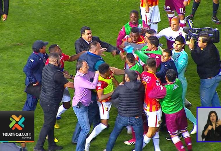 6 jugadores fueron sancionados tras el juego Saprissa CSH