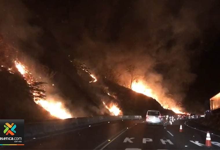 Incendio en la ruta 27
