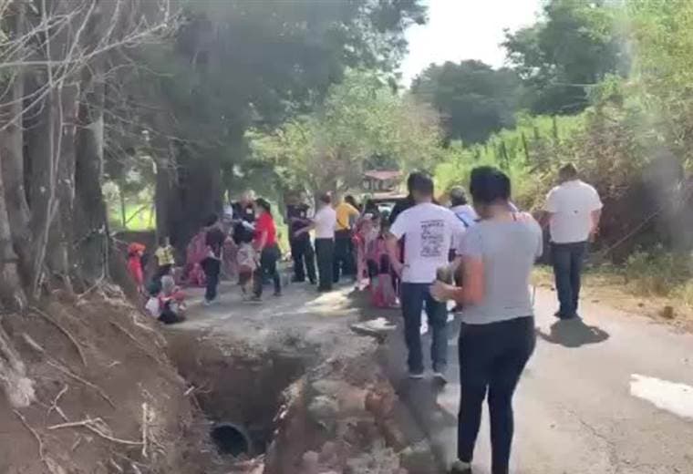 Buseta con 15 niños vuelca en Heredia