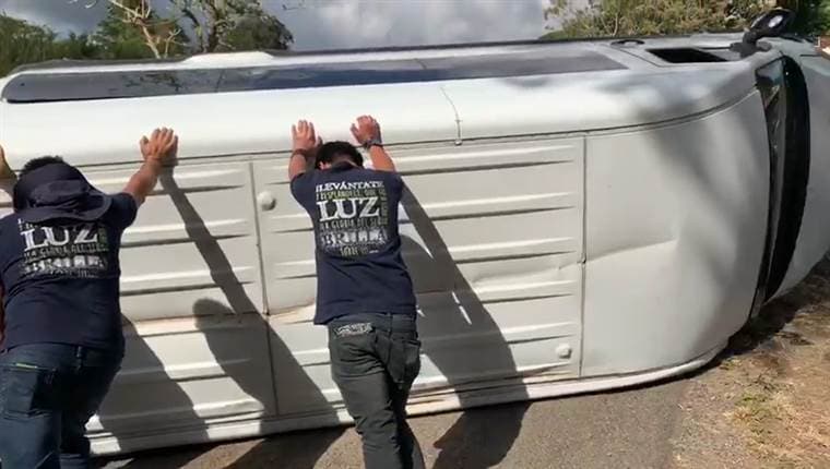 Buseta con 15 niños vuelca en Heredia