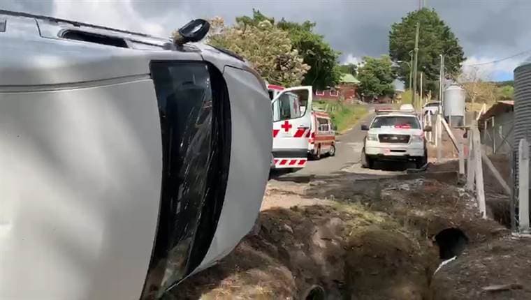 Buseta con 15 niños vuelca en Heredia