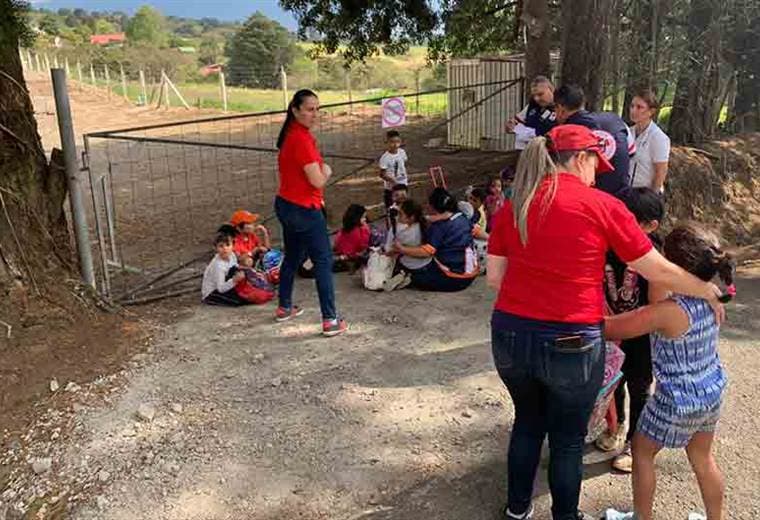 Buseta con 15 niños vuelca en Heredia