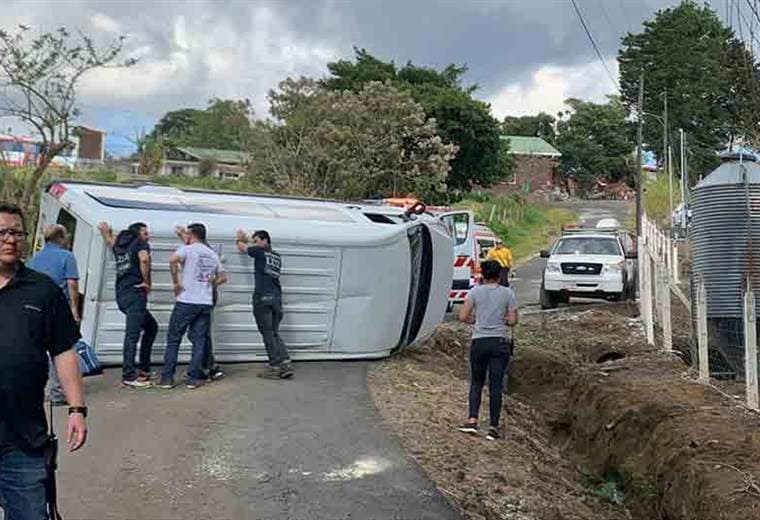 Buseta con 15 niños vuelca en Heredia
