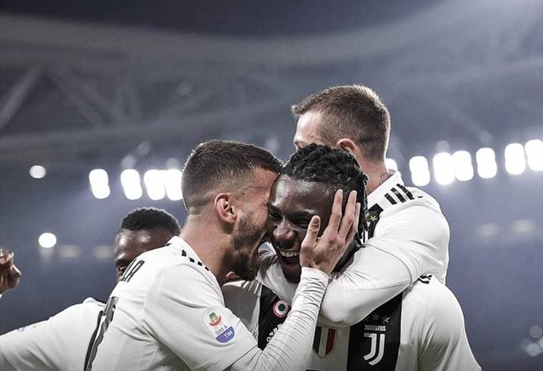 Moise Kean es felicitado por sus compañeros de la Juventus. |Tomada del Facebook de la Juventus