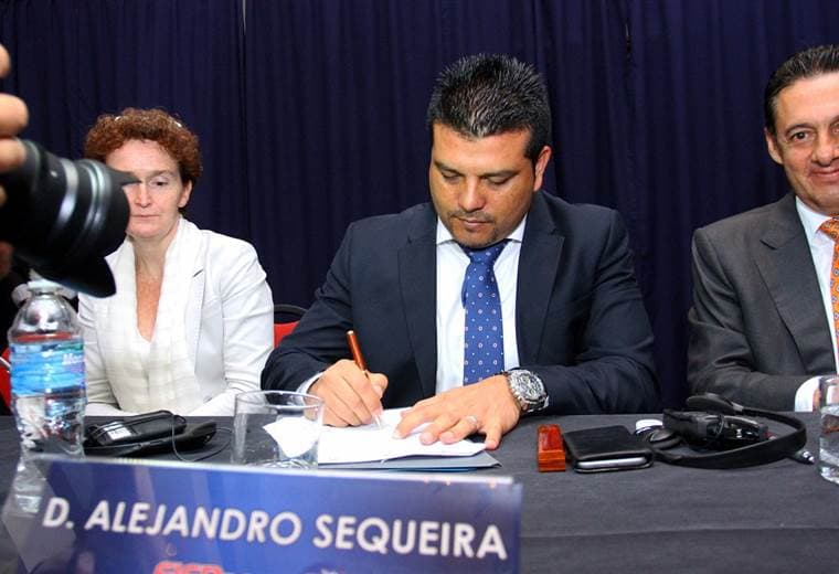 El presidente de Asojupro, Alejandro Sequeira, firma el proyecto de Ley que pretende castigar los insultos racistas en Costa Rica