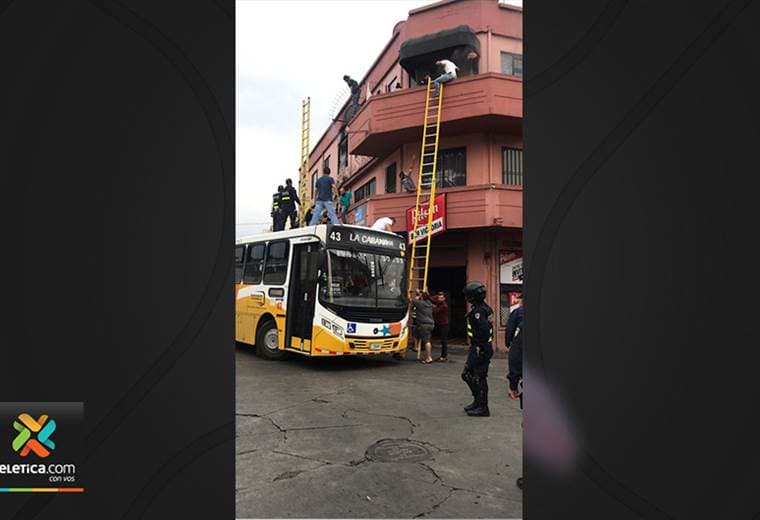 Cuerpos de emergencia rescatan niños y adultos atrapados en edificio con principio de incendio