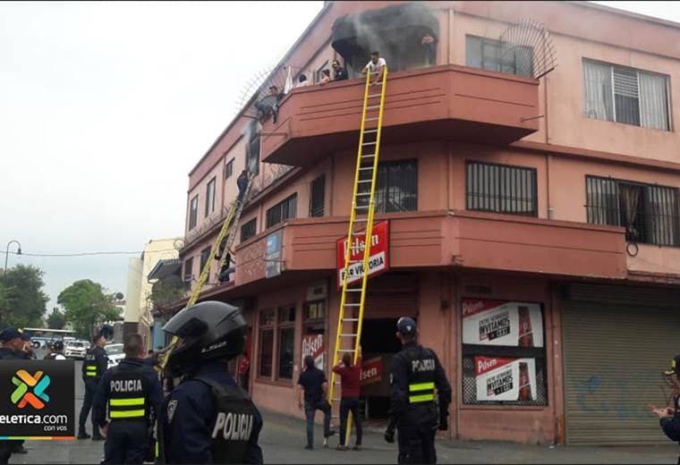 Cuerpos de emergencia rescatan niños y adultos atrapados en edificio con principio de incendio