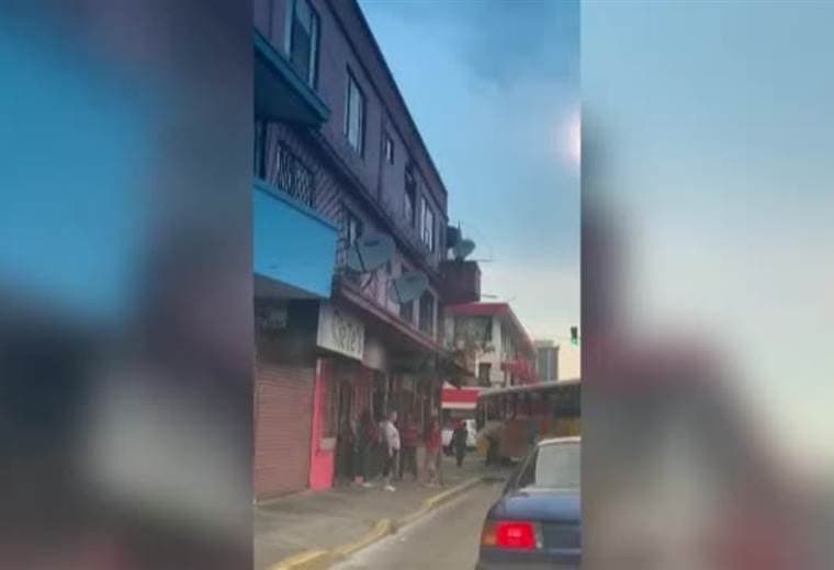 Cuerpos de emergencia rescatan niños y adultos atrapados en edificio con principio de incendio