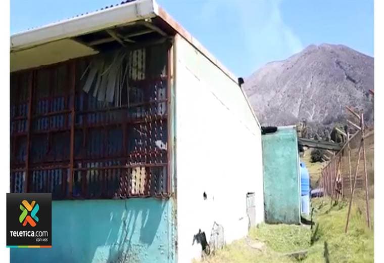 Usted puede ayudar a reparar escuela dañada por la ceniza del volcán Turrialba