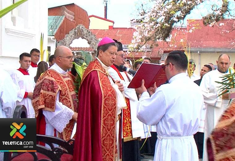 Cientos de fieles católicos participaron en la procesión del Domingo de Ramos