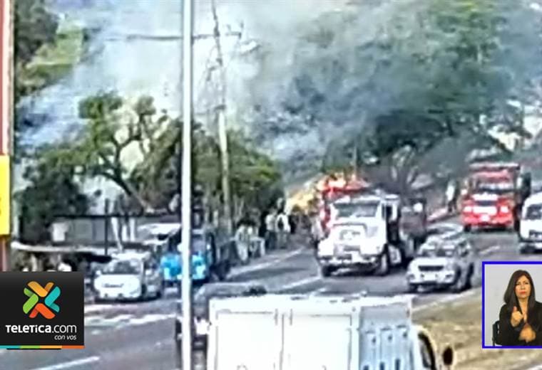 Incendio afecta casa de habitación en San Rafael de Escazú la mañana de este lunes
