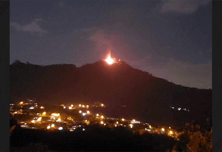 Bomberos atienden incendio de grandes proporciones en un cerro en Naranjo