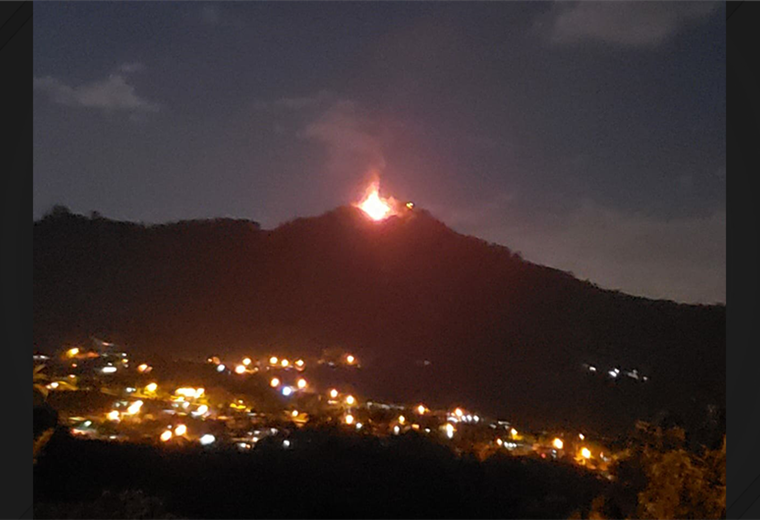 Bomberos atienden incendio de grandes proporciones en un cerro en Naranjo