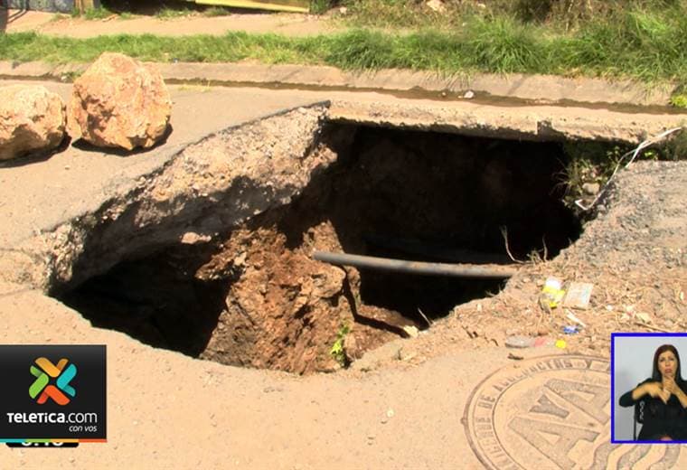 Enorme hueco pone el peligro a los vecinos de Vista Hermosa en Oreamuno de Cartago