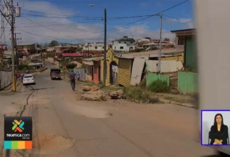 Enorme hueco pone el peligro a los vecinos de Vista Hermosa en Oreamuno de Cartago