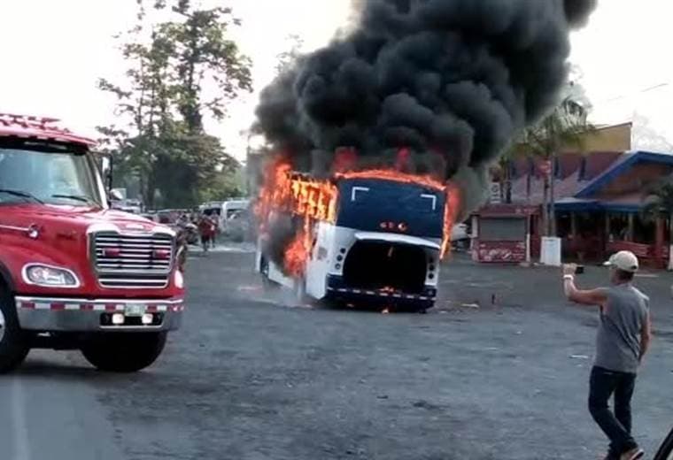Bomberos atendió fuego en un autobús en Guápiles